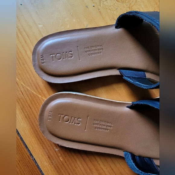Toms Black & Tan Women's Sandals - Picture 4 of 6